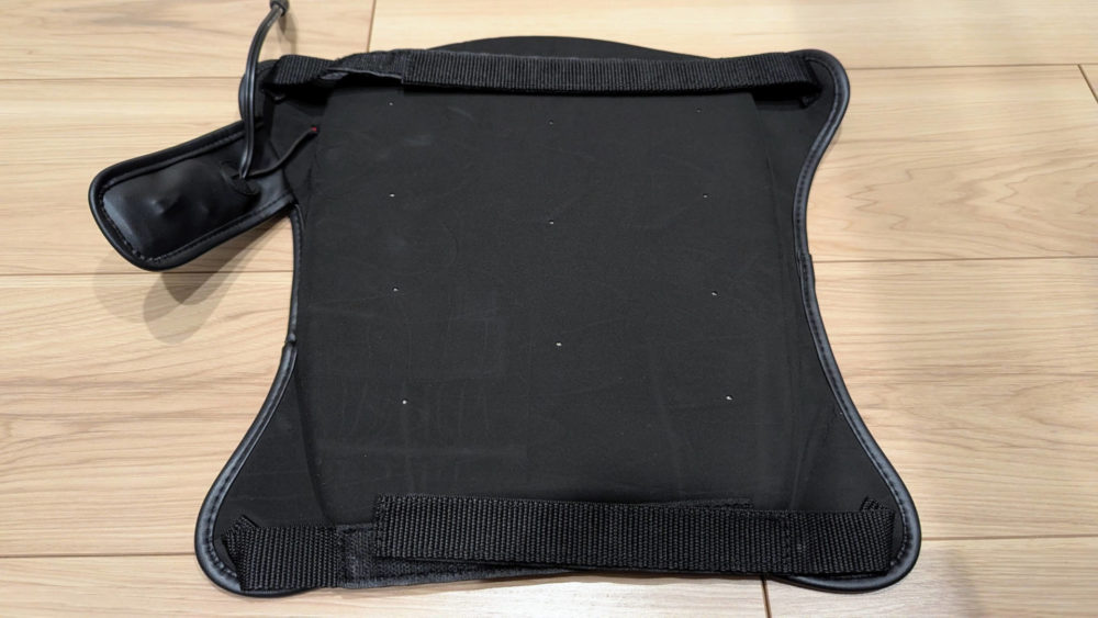コミネヒーティングシートパッドの裏面。マジックテープをシート裏に回して固定します。