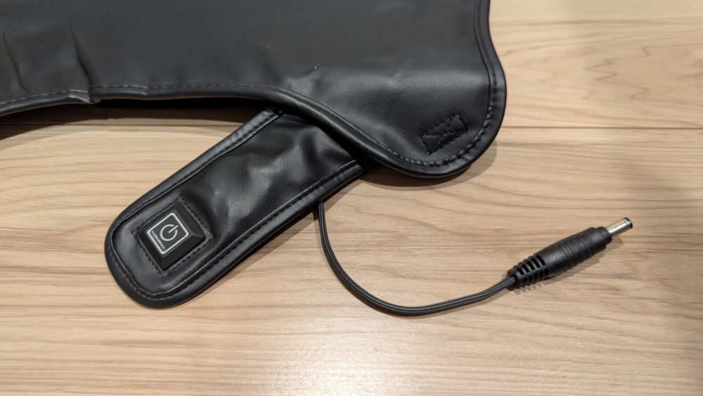 コミネヒーティングシートパッドのスイッチ部分と車体接続コード。スイッチは温度によって色が変わるので視認しやすいです。