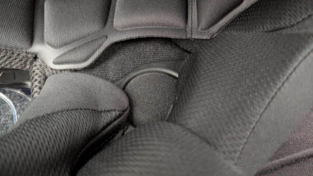 シューマにミッドランドのスピーカーを装着している様子。スピーカーホールにピッタリおさまっています。