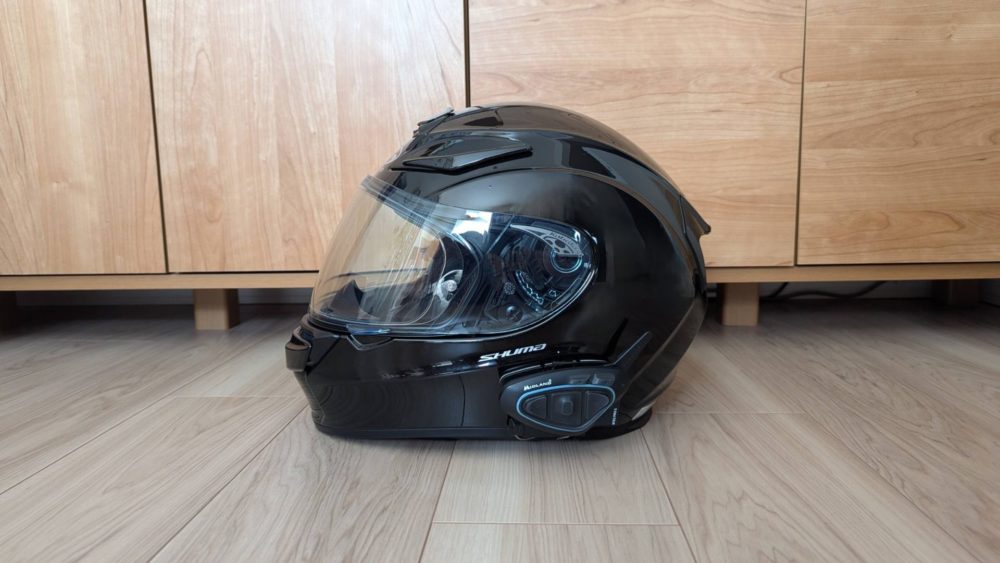 シューマはオーソドックスですっきりとしたシルエット。