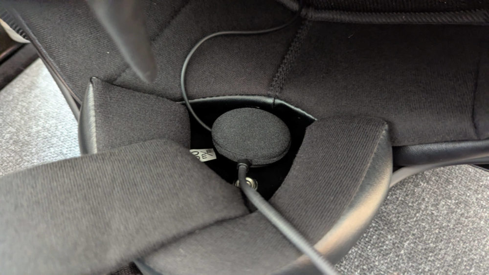 フライボーイジェット２の実際の取り付けの様子。広さと深さのおかげで耳に接触しません。