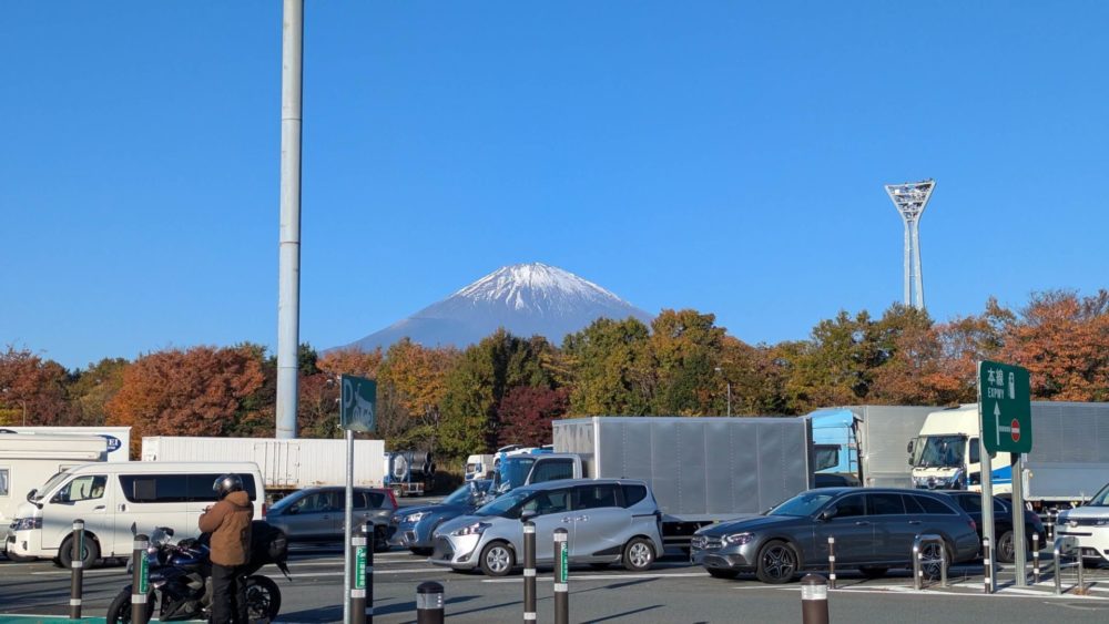 足柄SAからの一枚。富士山を眺めながら高速を下っていきます。