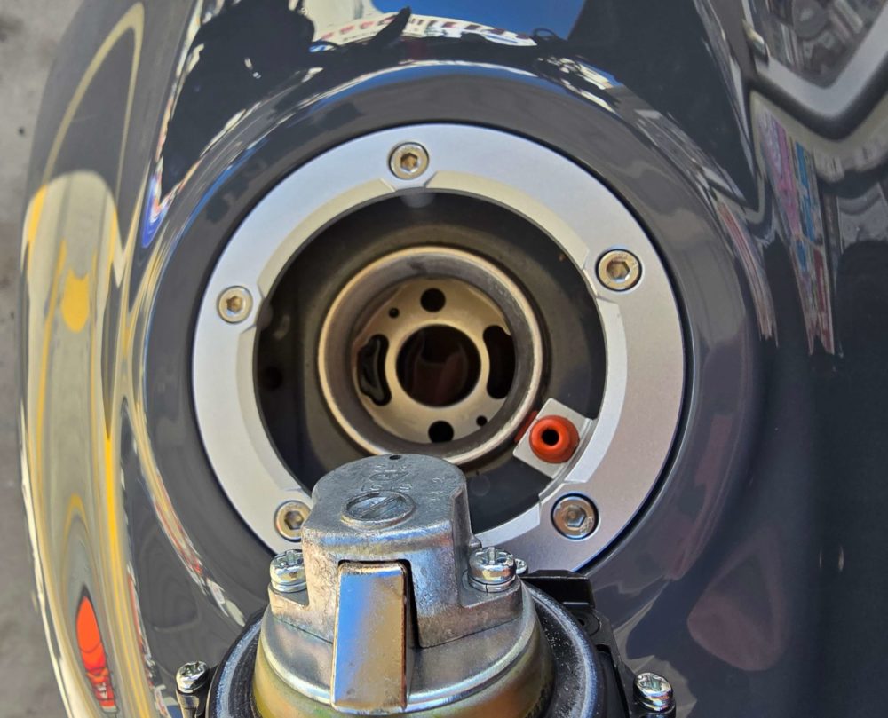 入れすぎはバイクにとって良くないため、給油量は板の位置を目安に。