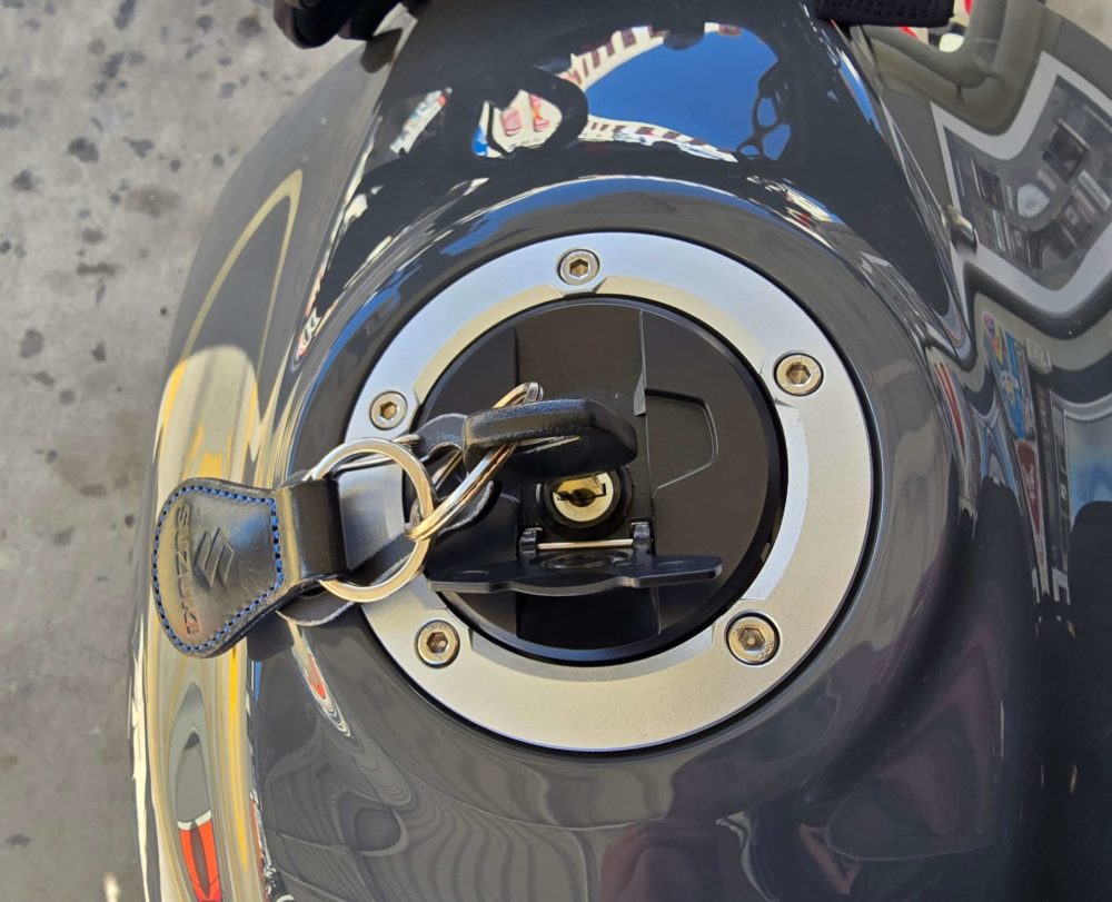 給油口を閉めるときは無理やり押し込んだりしないように注意。