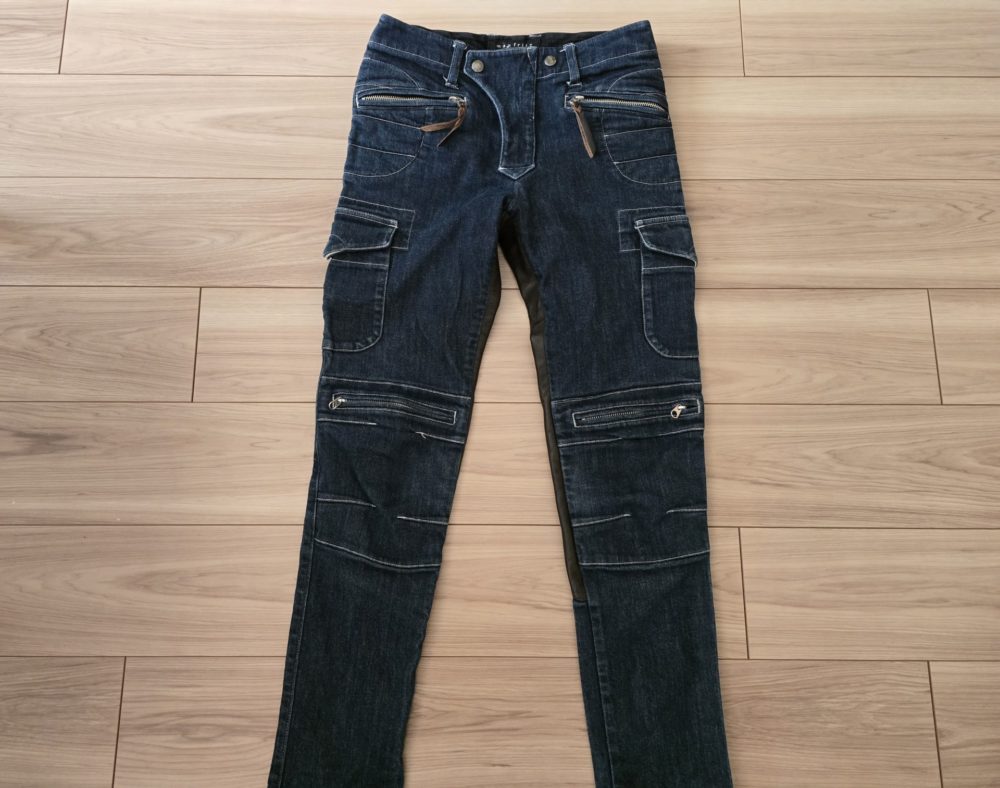 長年愛用しているパンツ。
プロテクターを入れてもシルエットが美しく足がきれいに見えます！