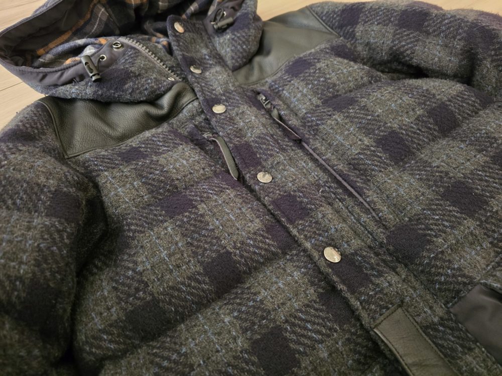 胸ポケットが外側に有り、プロテクターの出し入れが簡単。
旅先でサッとプロテクターを外して、街歩きを身軽に楽しめます。